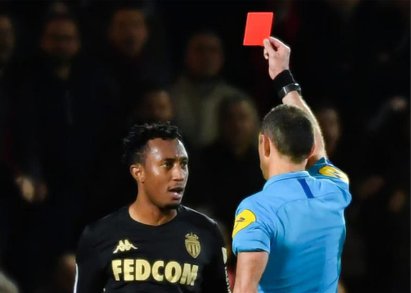 Cầu thủ bị nhận thẻ đỏ sẽ phải ngừng chơi từ 2 trận đấu trở lên